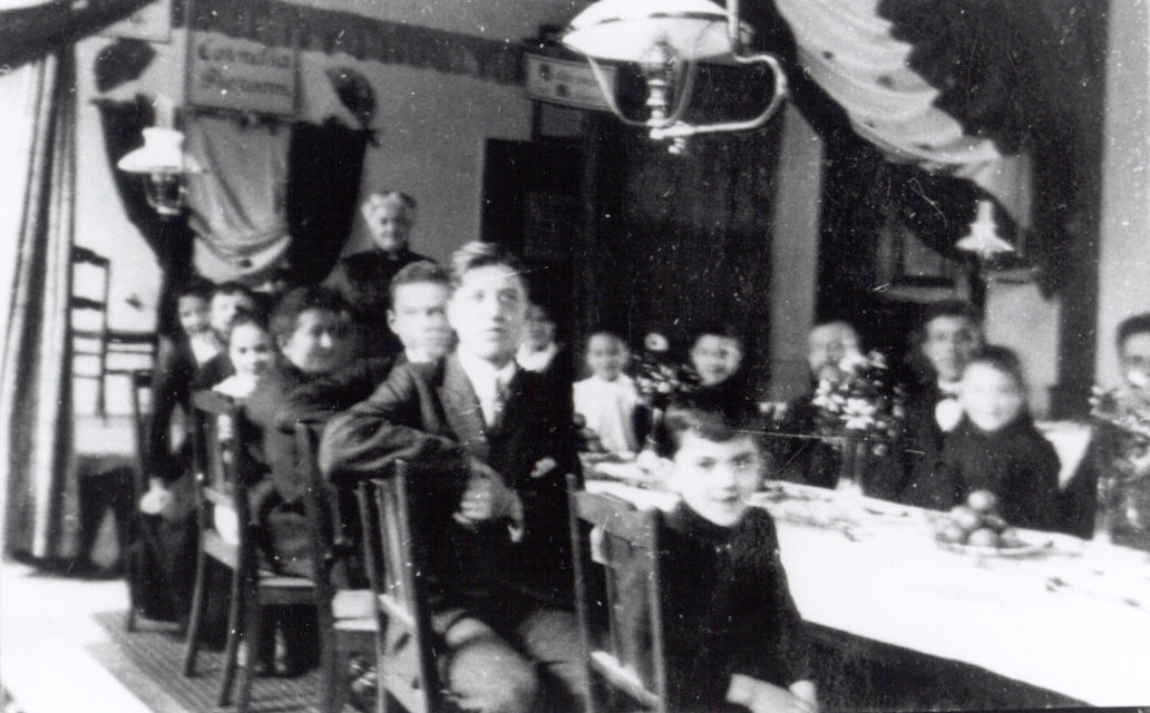 Feest in de eetzaal (refter) van het weeshuis, 1923.