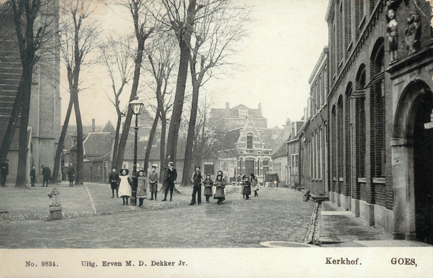 Singelstraat met links de voormalige begraafplaats, ca. 1900. 