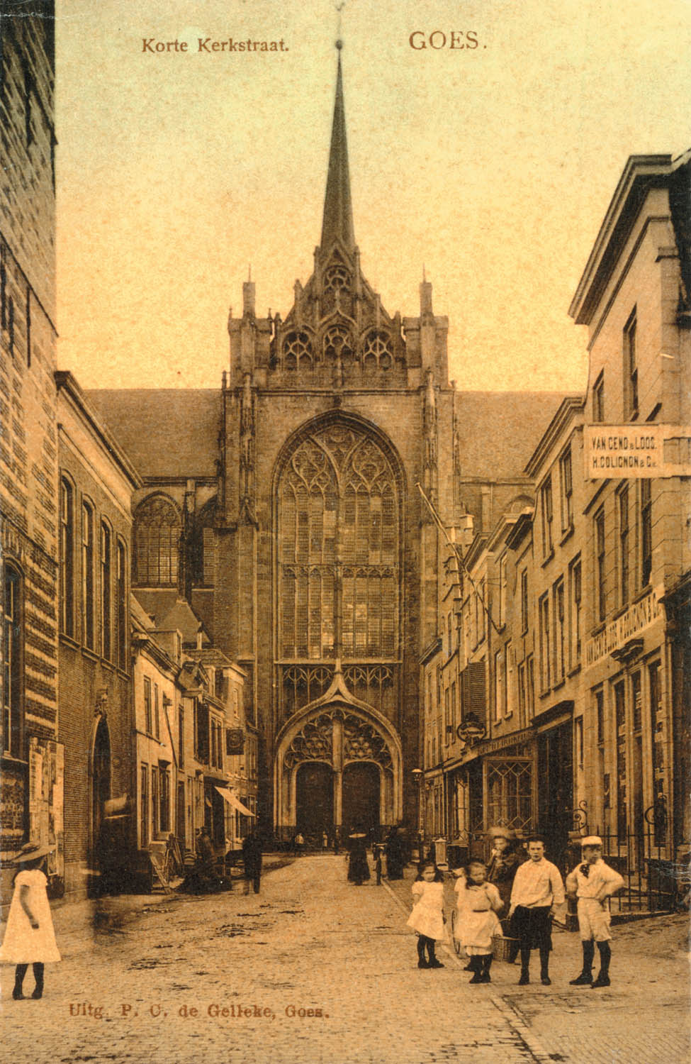 Korte Kerkstraat met het noordertransept van de kerk, ca. 1900.
