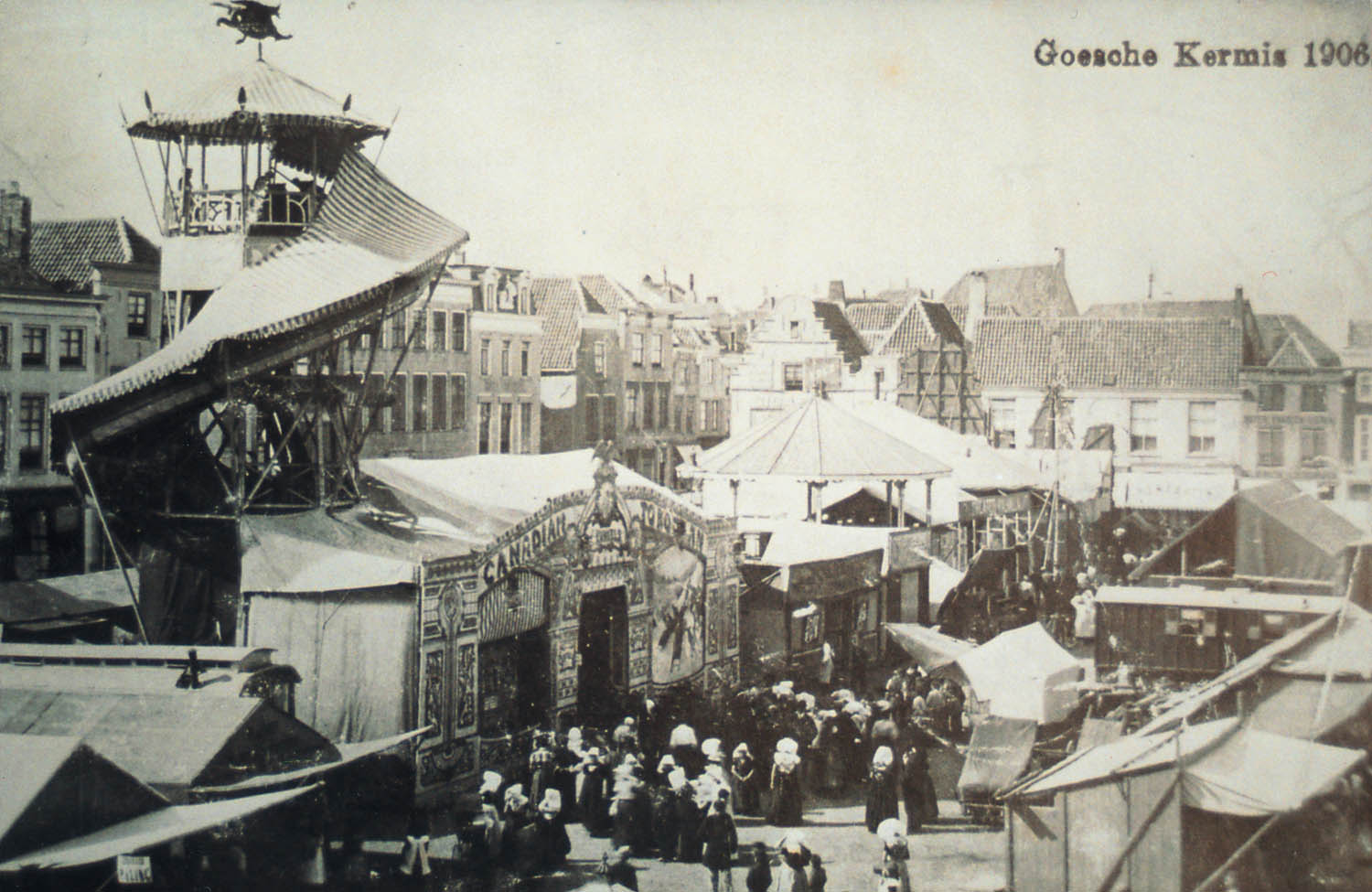 Kermis op de Grote Markt, voortzetting van de jaarmarkt, ca. 1900.