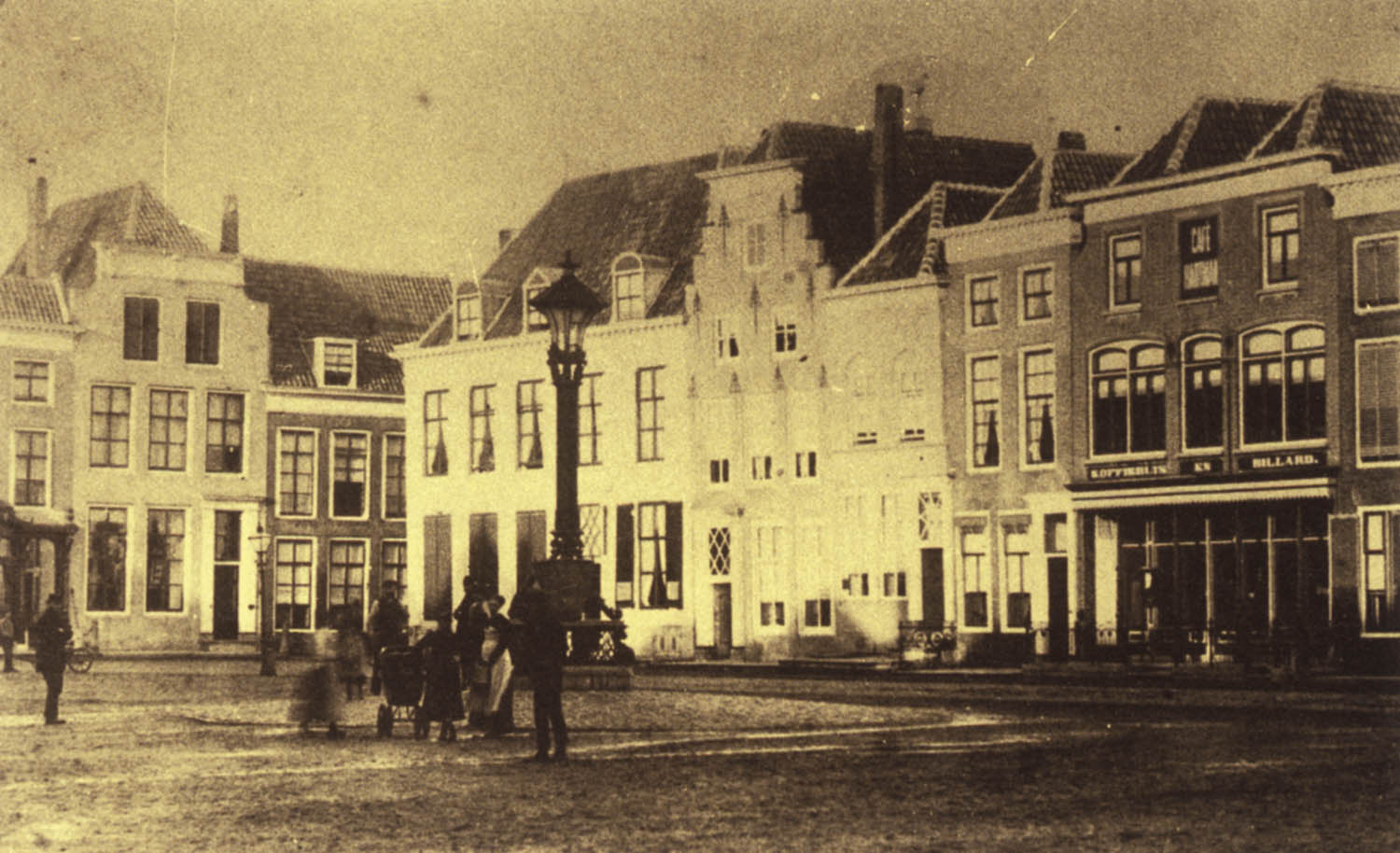 Oostzijde van de Grote Markt, ca. 1885.