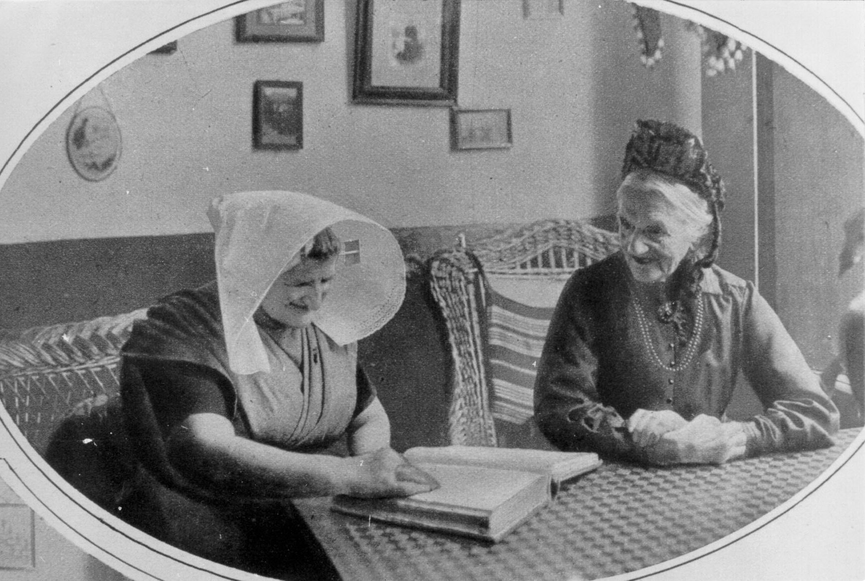 Manhuis met twee vrouwelijke bewoners, ca. 1920. 