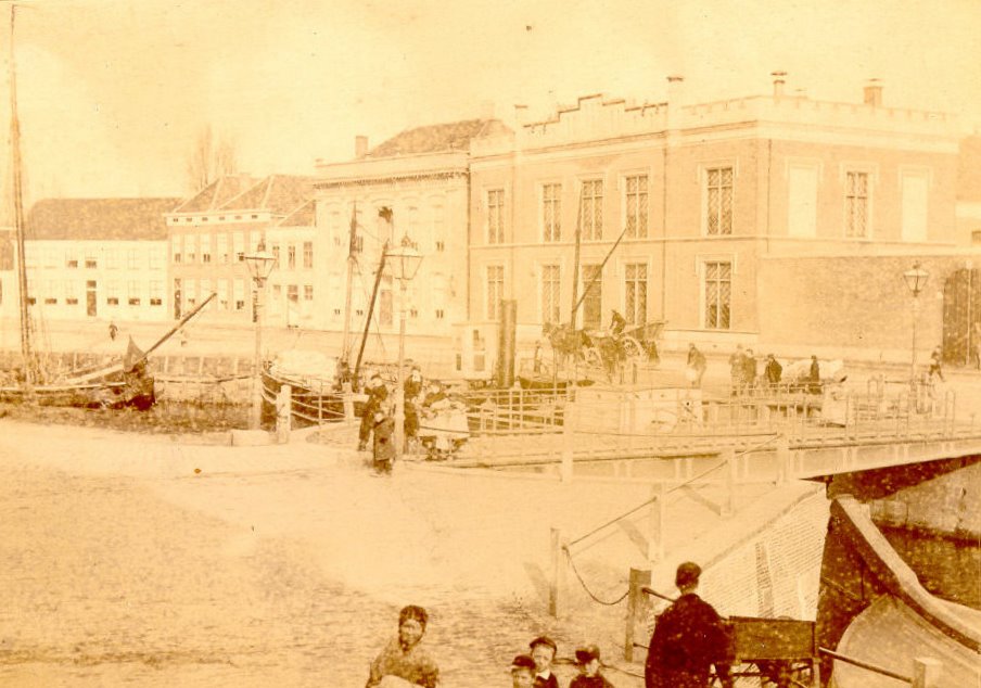 De Albert Joachimikade, met draaibrug, strafgevangenis en HBS uit het midden van de 19e eeuw.