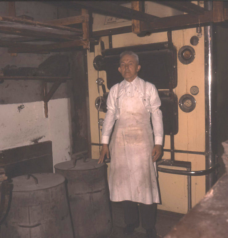 Ambachtelijke bakker Kloosterman, Lange Kerkstraat 32, 1980.