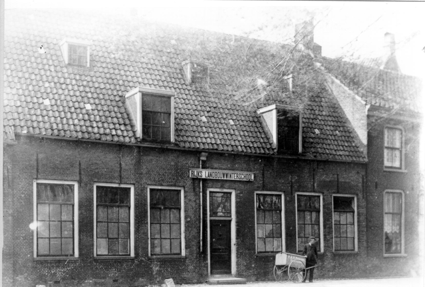 De vroegere bank van lening aan de Singelstraat, ca. 1900. 