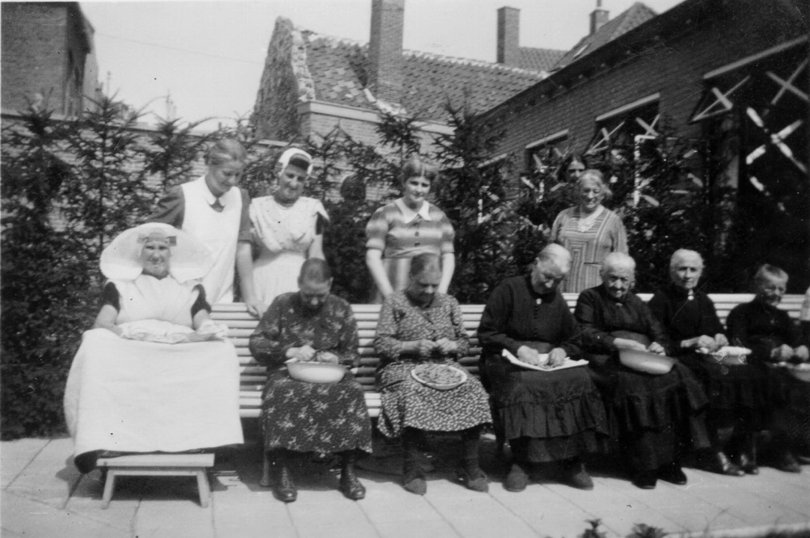 Bewoners van het Gasthuis aan de Oostwal, 1943.
