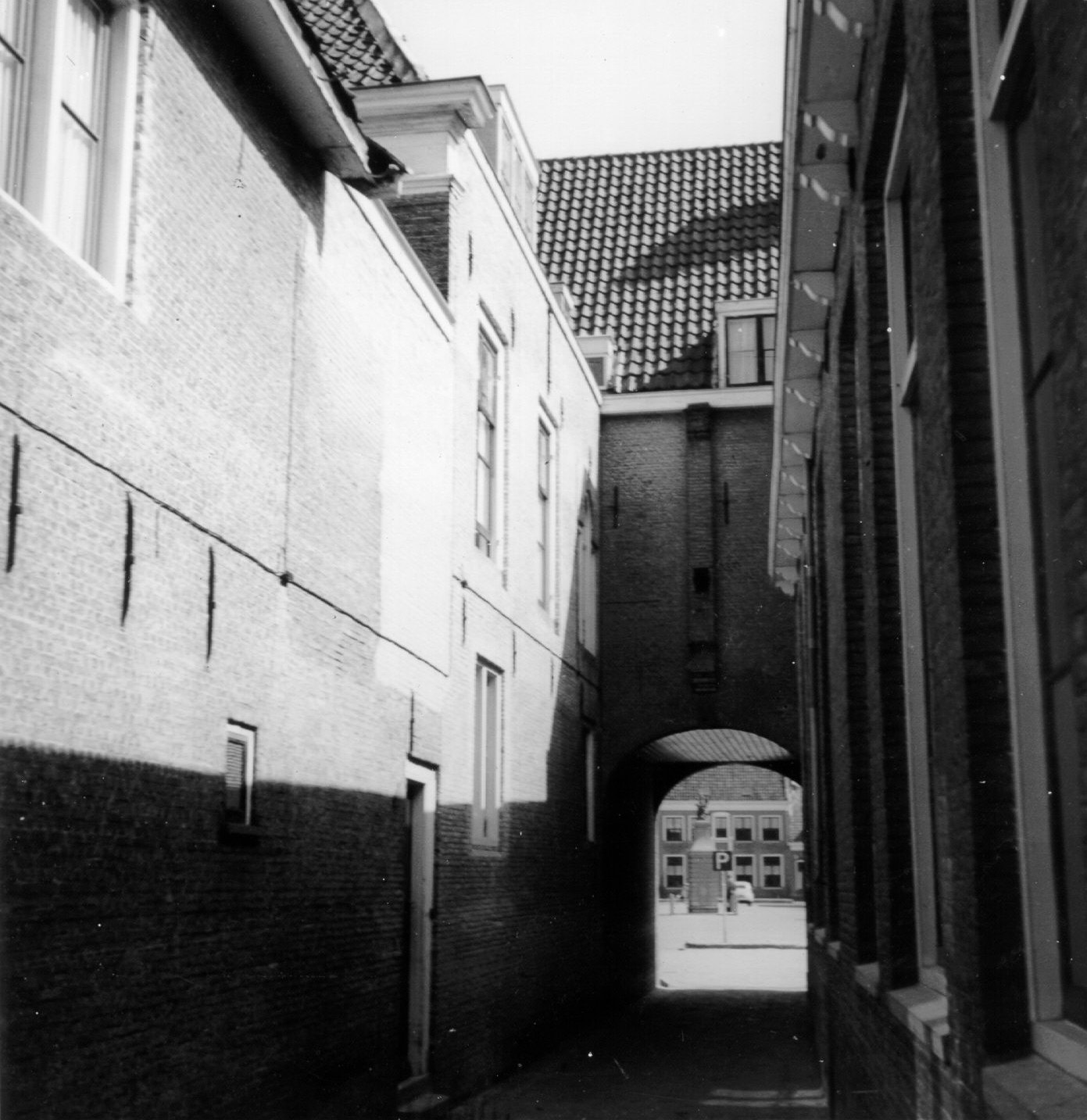 Brouwersgang, met links vroegere brouwerij Het Witte Klaverblad, 1957.
