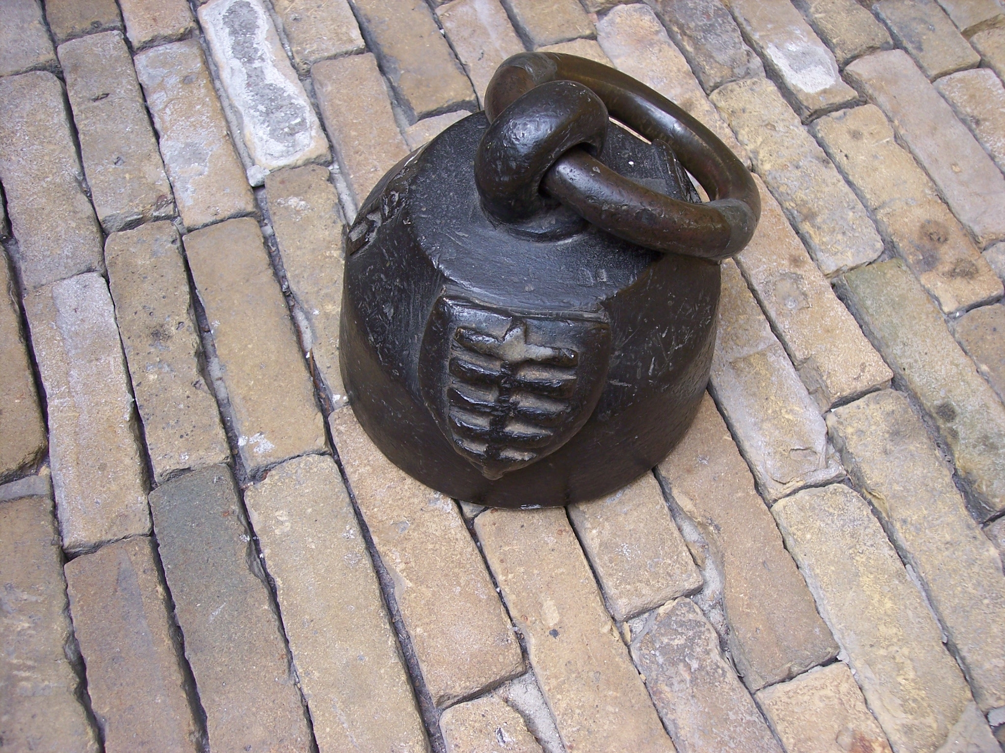 Oud gewicht uit het stadhuis, met wapen van Brugge, 16e eeuw.