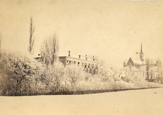 De Westvest bij Ravelijn De Grenadier met restant van de gortmolen, 1920. 