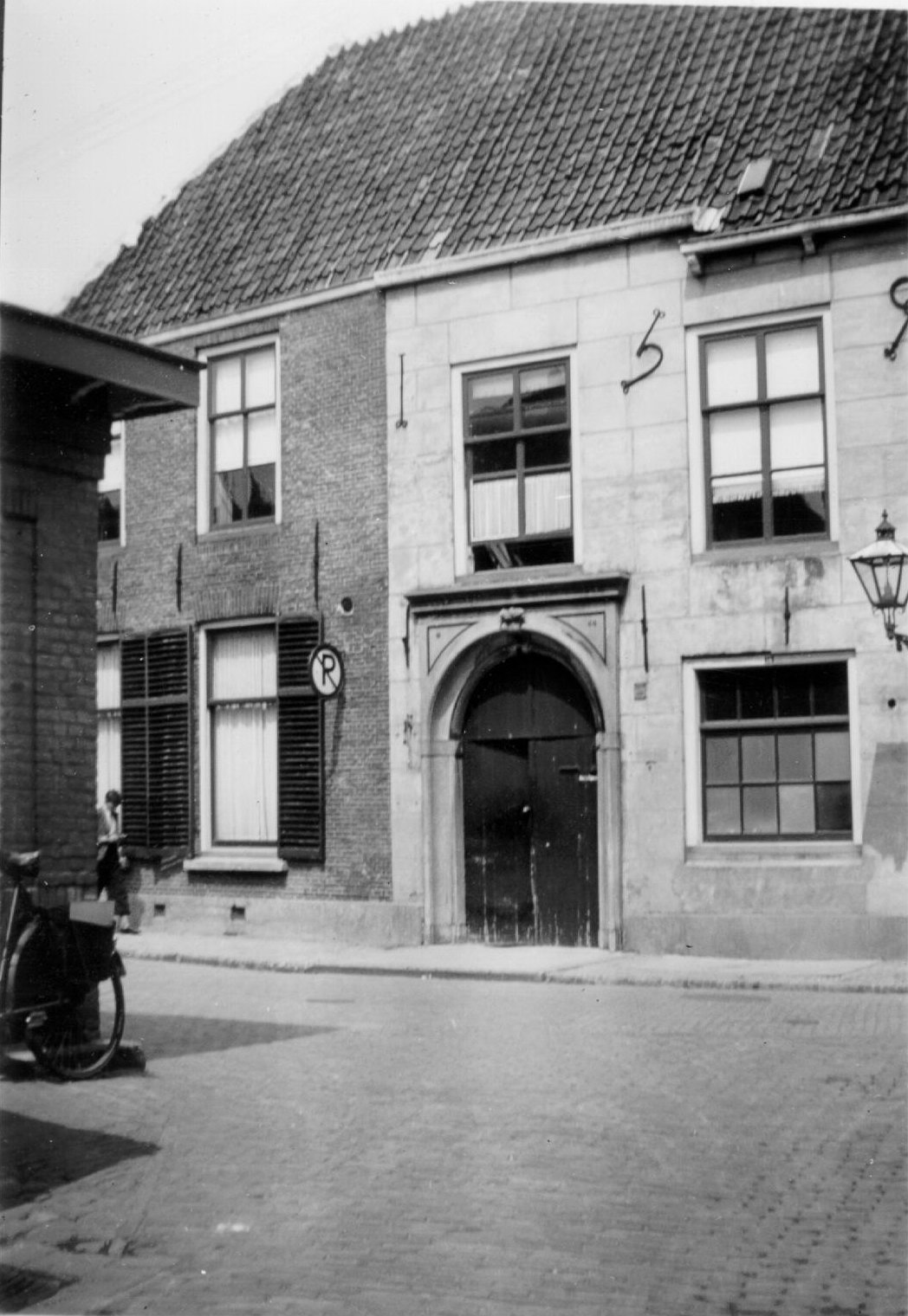 De ingang van de Gasthuiskerk, ca. 1900,  afgebroken in 1939. GAG.HTA.