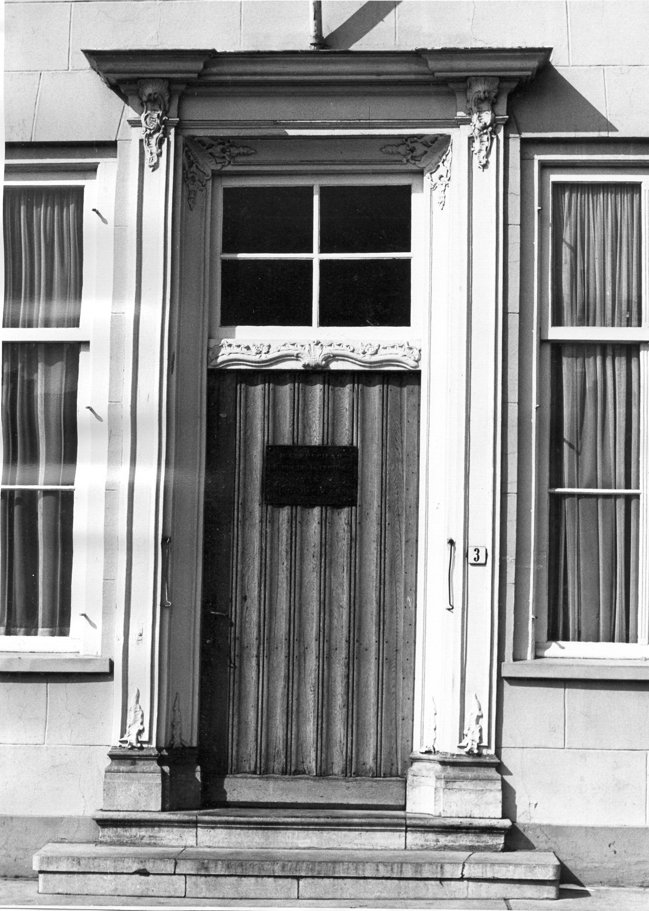 De ingang van de herberg, later hotel, De Zoutkeet, Grote Markt 1 te Goes, ca. 1970.