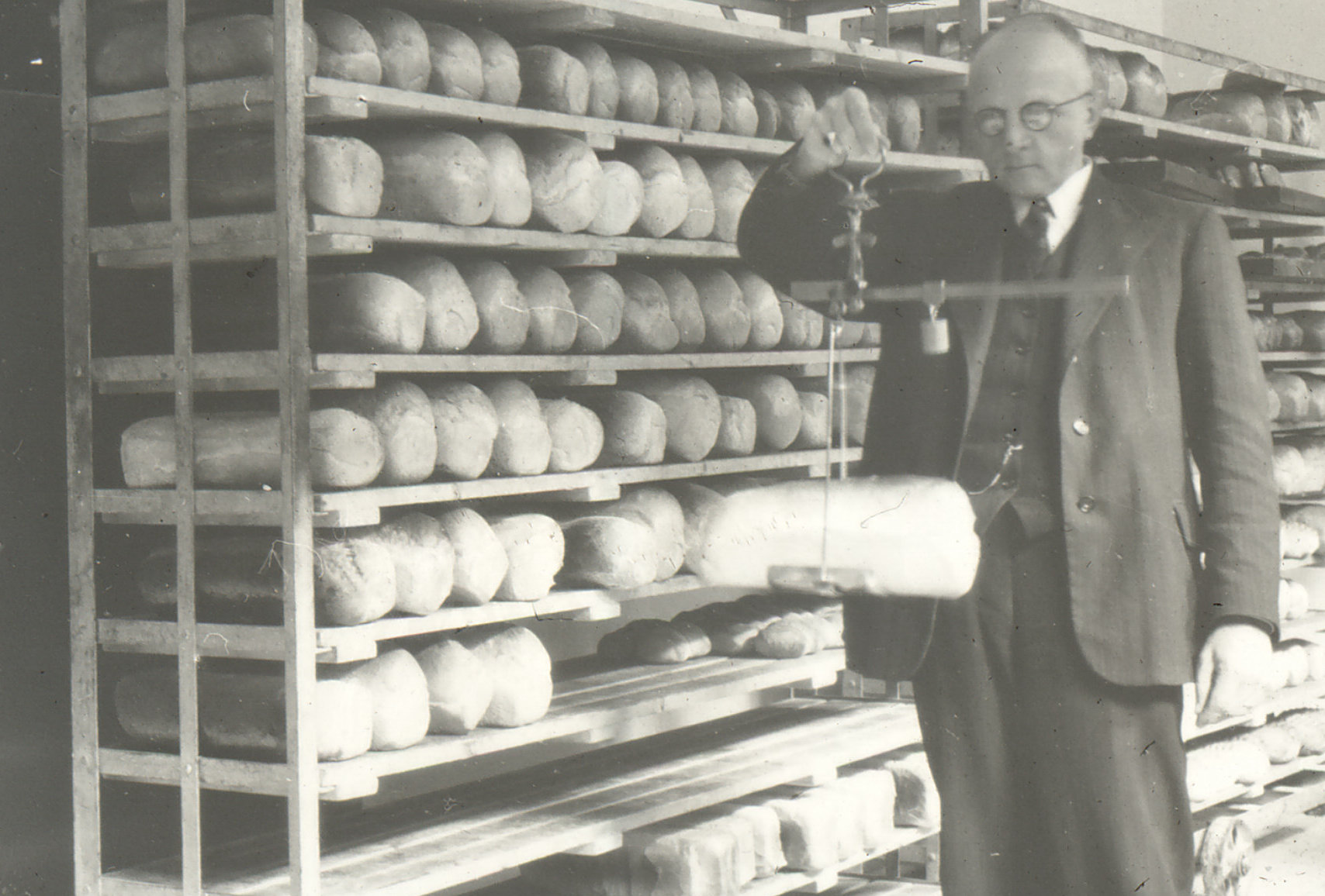De keurringsdienst van waren inspecteert het broodgewicht, ca. 1925.