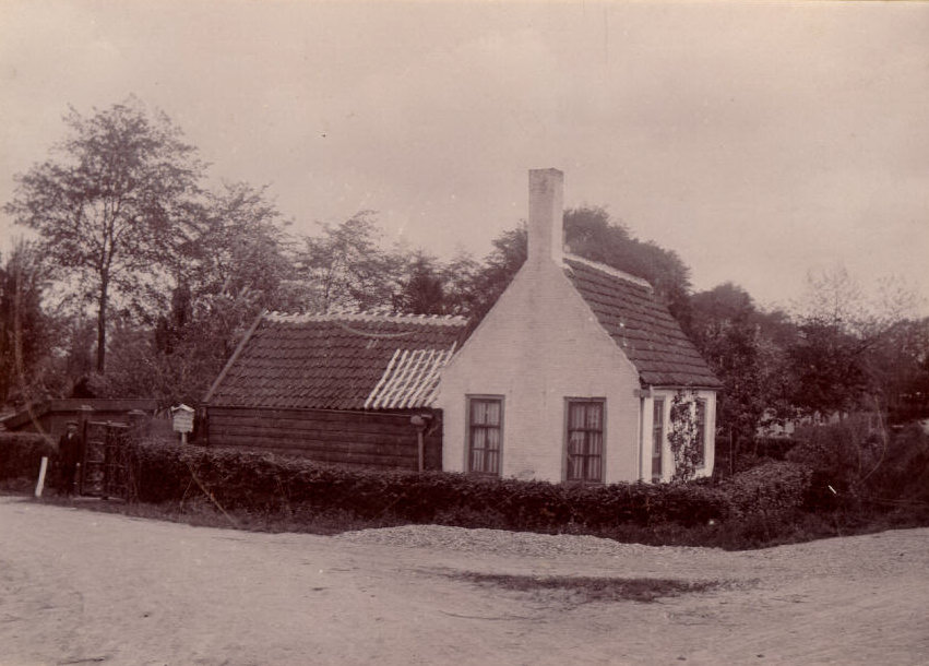 De woning van de beheerder van de begraafplaats aan de Cornelisweg, 1920.