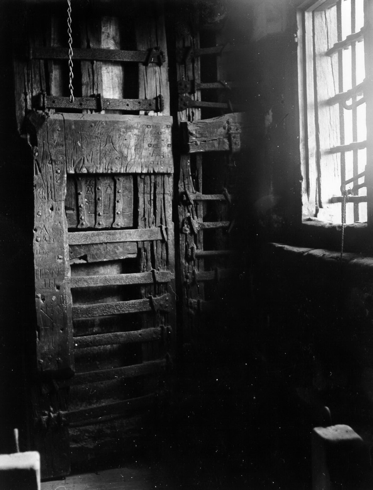 Deur met raam van de gevangenis in de stadhuistoren, 1970. GAG.HTA.