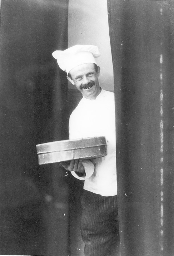 Dhr. Van Doremalen, bakker bij fa. Lutijn, met een taartdoos,  ca. 1930.