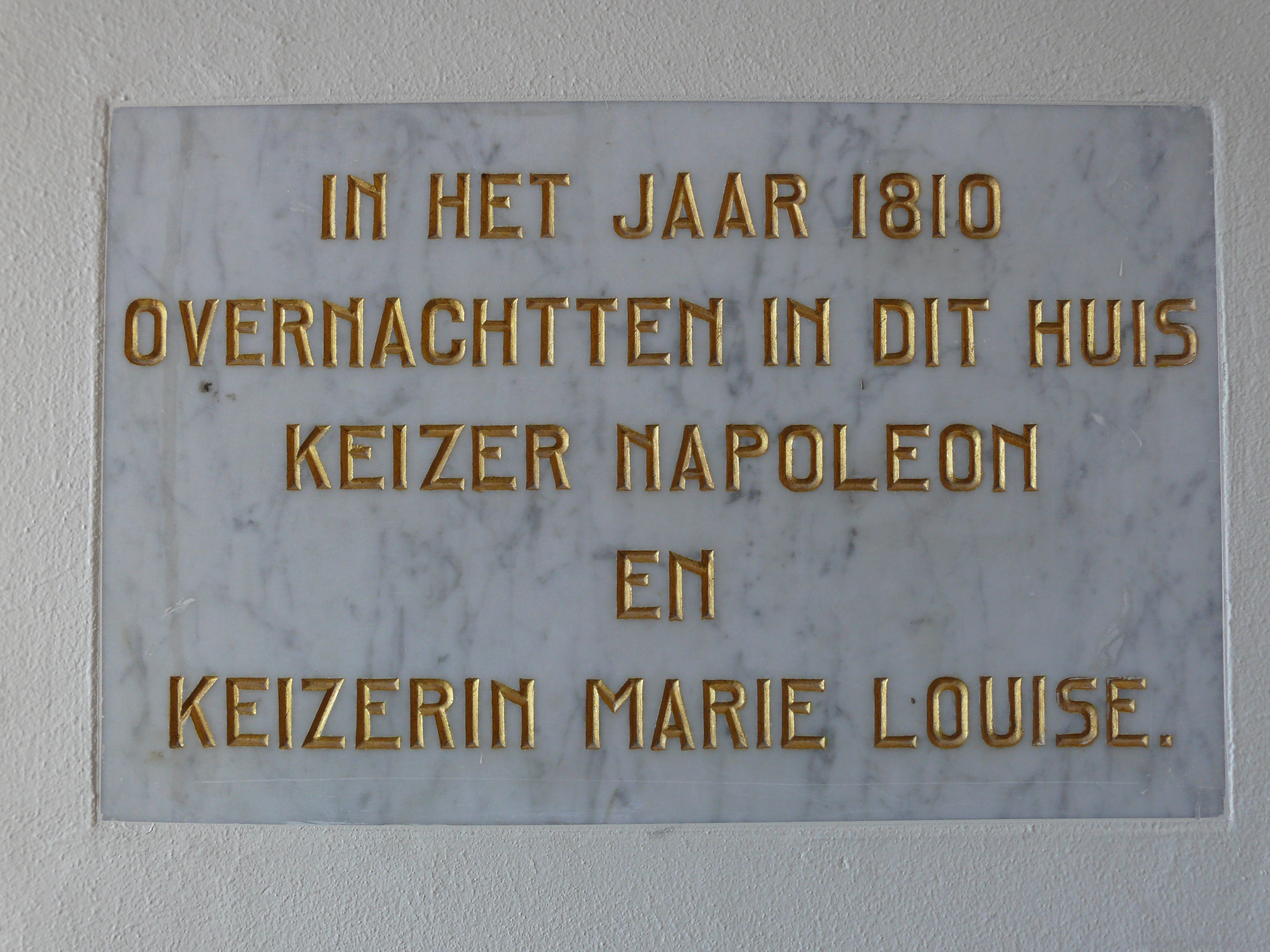 Foute gedenksteen in Grote Markt 17. Slechts Lodewijk Napoleon overnachtte hier, in 1809.