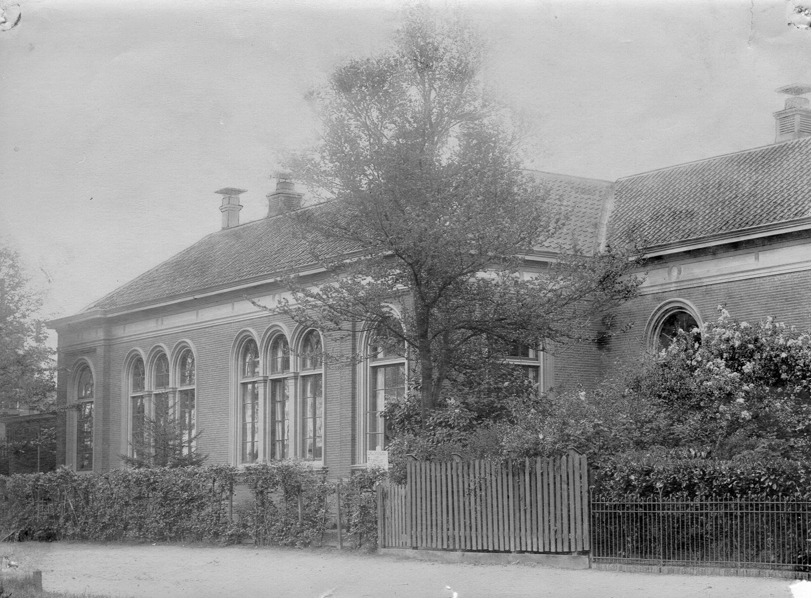 Het gasthuis aan de Oostwal, 19e-eeuwse aanbouw, 1920.