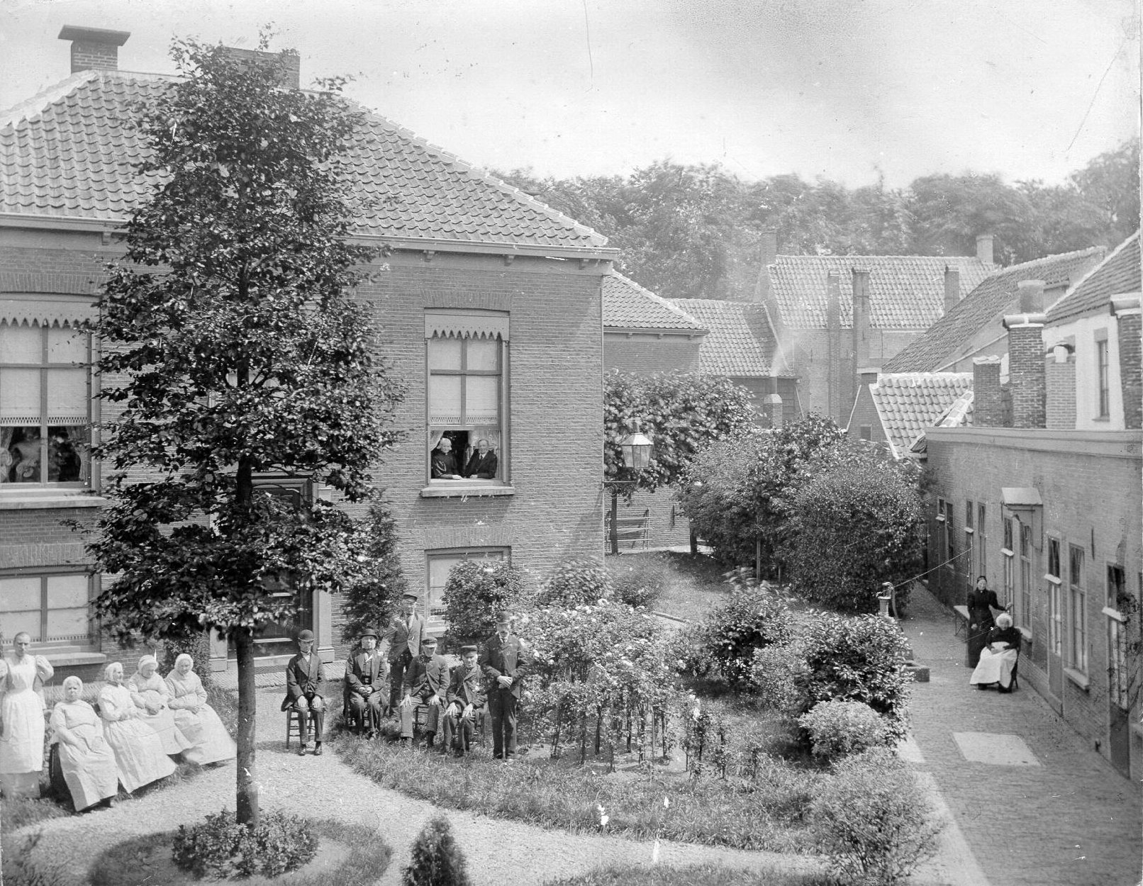 Gasthuis, binnenplaats, ca. 1900.