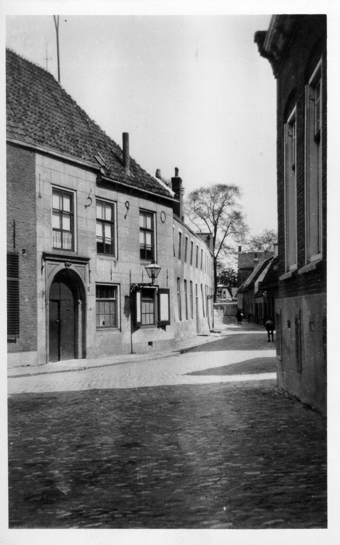Gasthuisstraat met de Kleine Kerk, ca. 1935. 