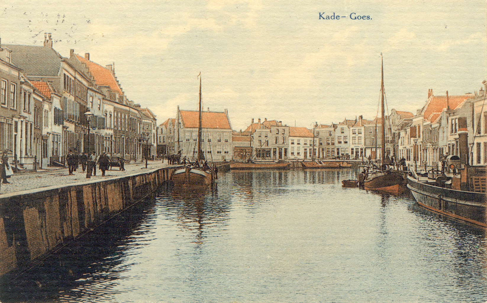 Links de Grote Kade, rechts de Kleine Kade, met midden de Bierkade, ca. 1910.