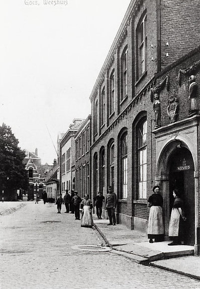 Het weeshuis aan de Singelstraat, ca. 1920.