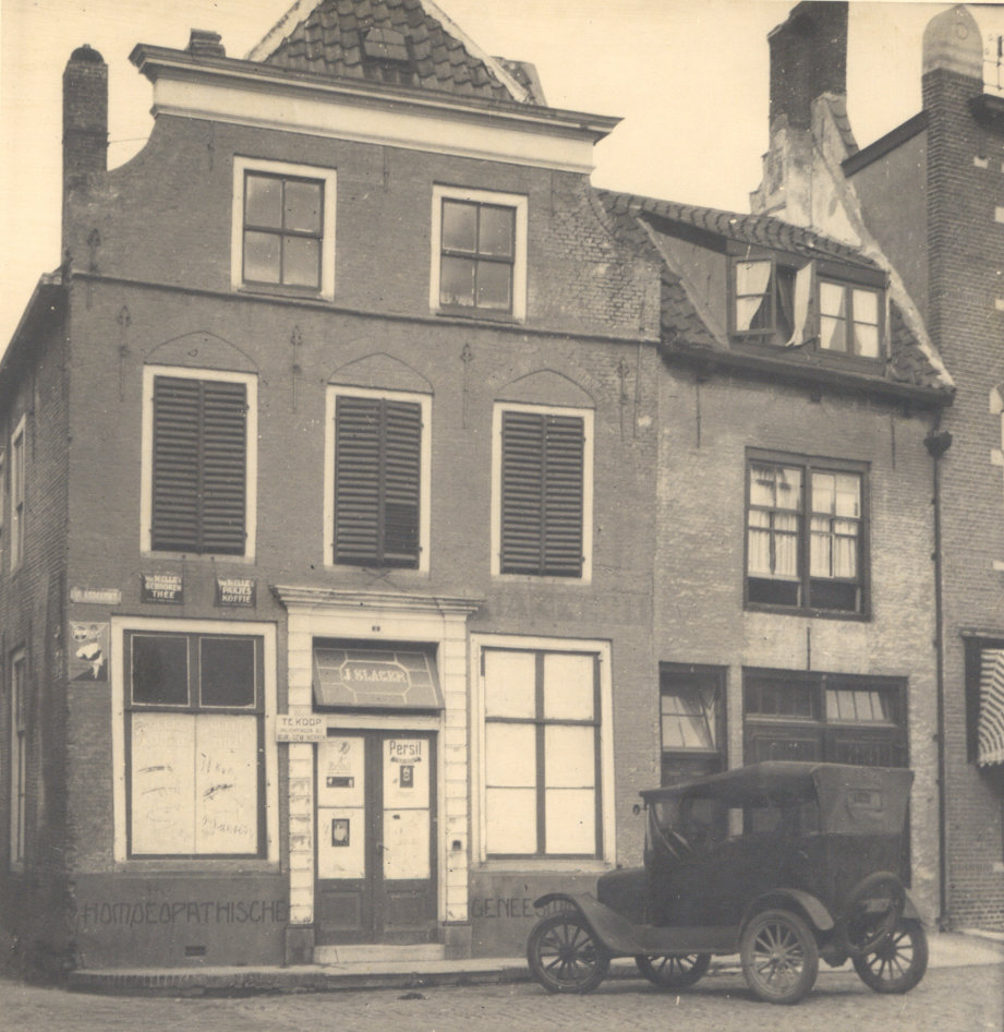 Hoek van de Vlasmarkt en de Waterstraat, 1934.
