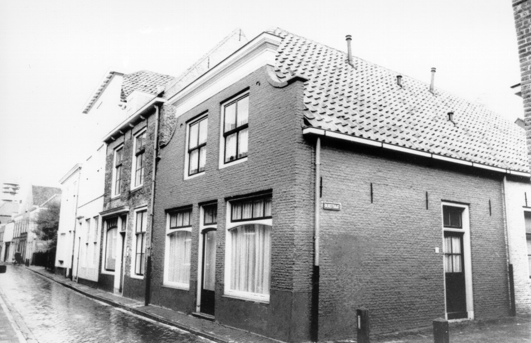 Hoekpand 's-Heer Hendrikskinderenstraat-Dijkstraat, woonhuis van ds. Budding van 1840-1844. Foto door C. Dekker, 1992. GAG.HTA.