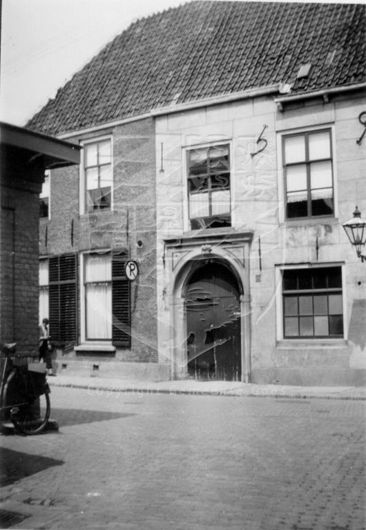 Ingang van de Gasthuiskerk aan de Gasthuisstraat, kort voor de oorlog. GAG.HTA.