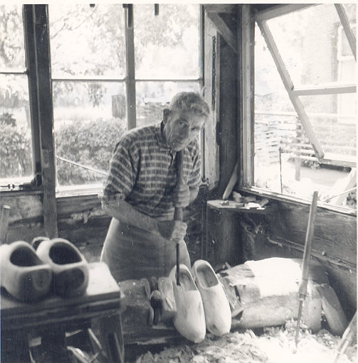 Klompenmakersknecht A. Janssens bij C.L. Vermeulen aan de Westsingel, 1961.