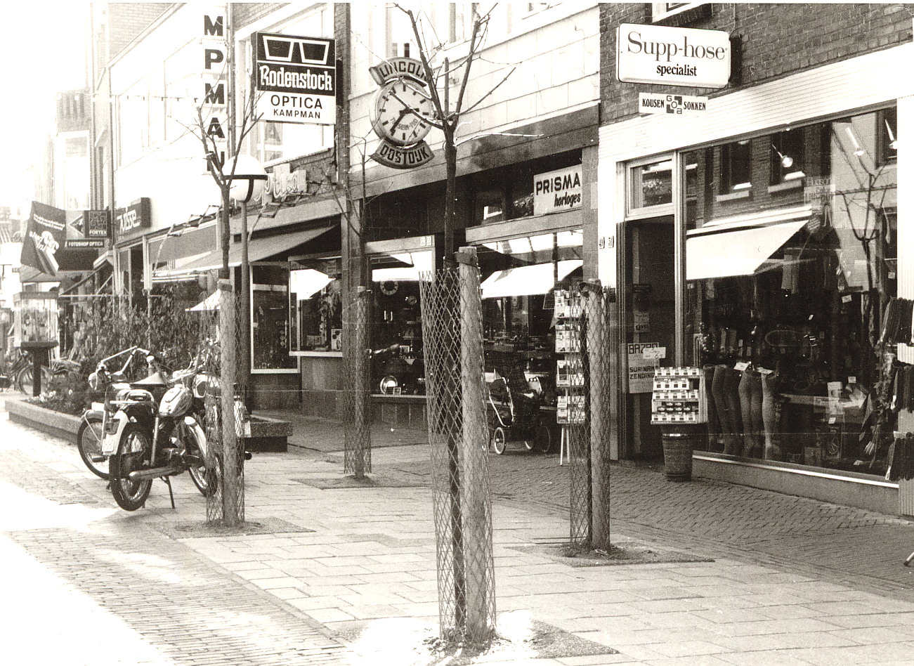 De nieuwe bestrating in de Lange Vorststraat in 1974.