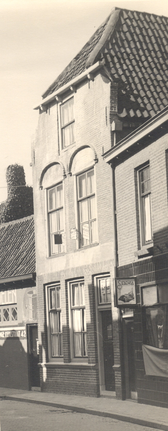 Lange Vorststraat met monumentaal pand, 1939. 