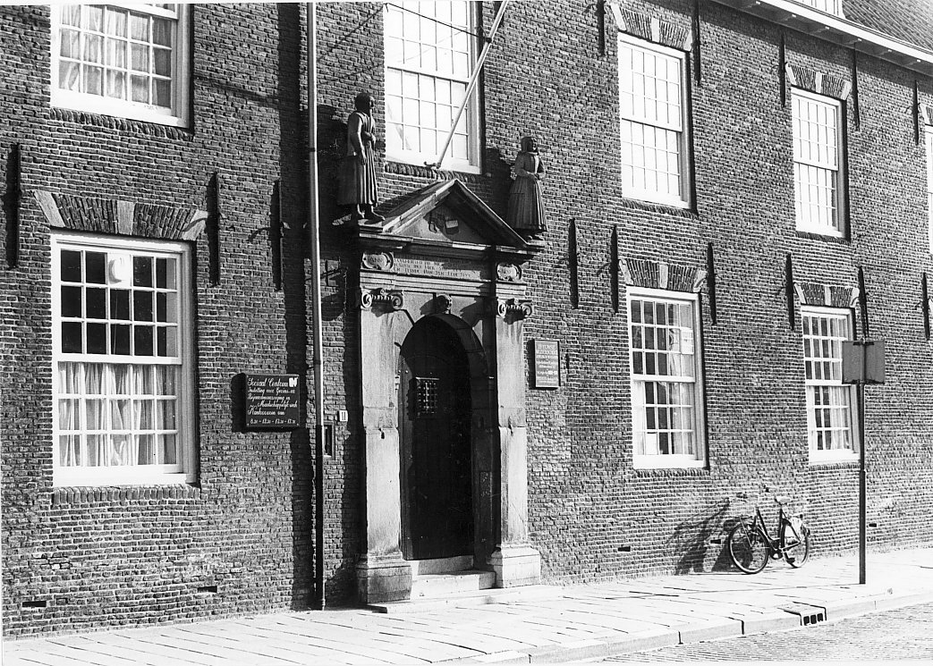 Manhuis, voordeur aan de Zusterstraat, 1975.