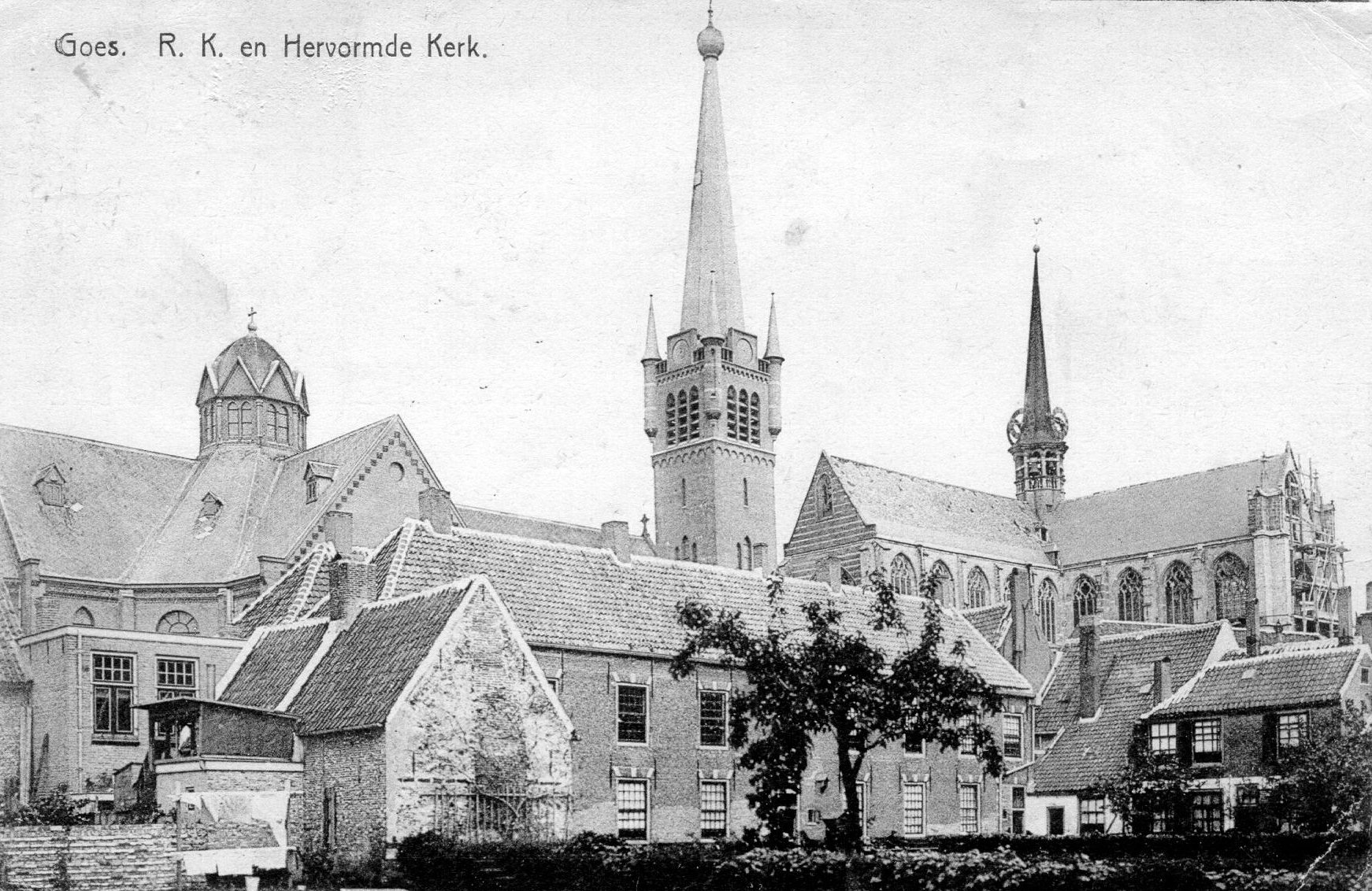 De tuin van het Manhuis, met de twee kerken daarachter, 1910. 