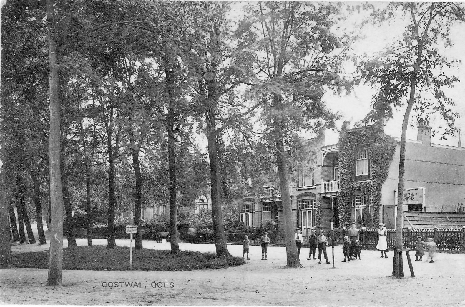 Oostwal met gedempte gracht, en nieuwe vleugel van het Gasthuis, ca. 1900.
