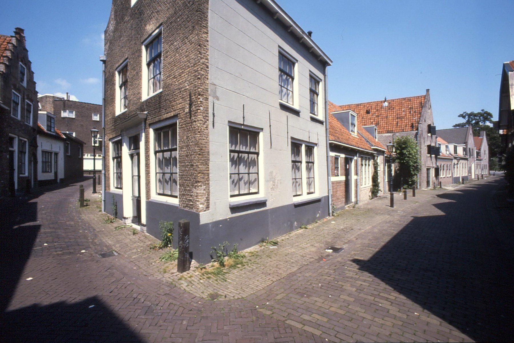 Links de St. Jacobstraat, rechts de Pyntorenstraat, ca. 1990.