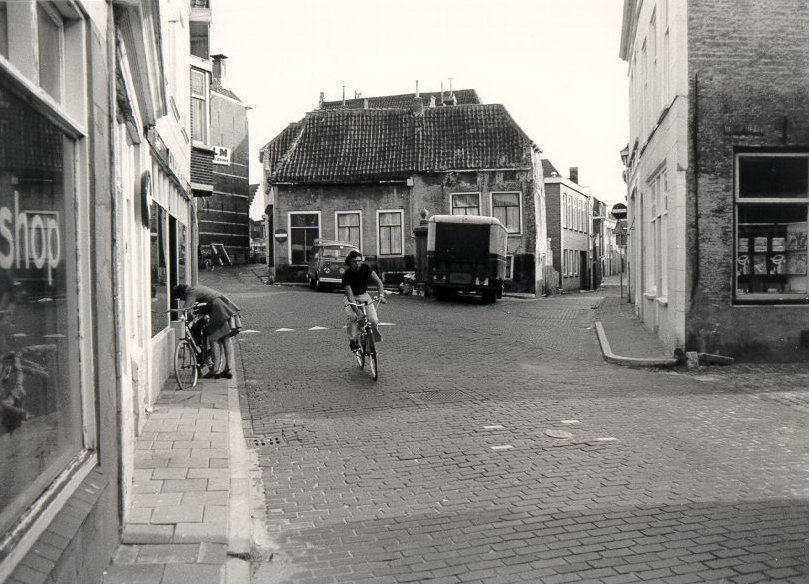 Rechts in de verte de Ossenhoofdstraat, vooraan rechts de Stoofstraat, 1975.