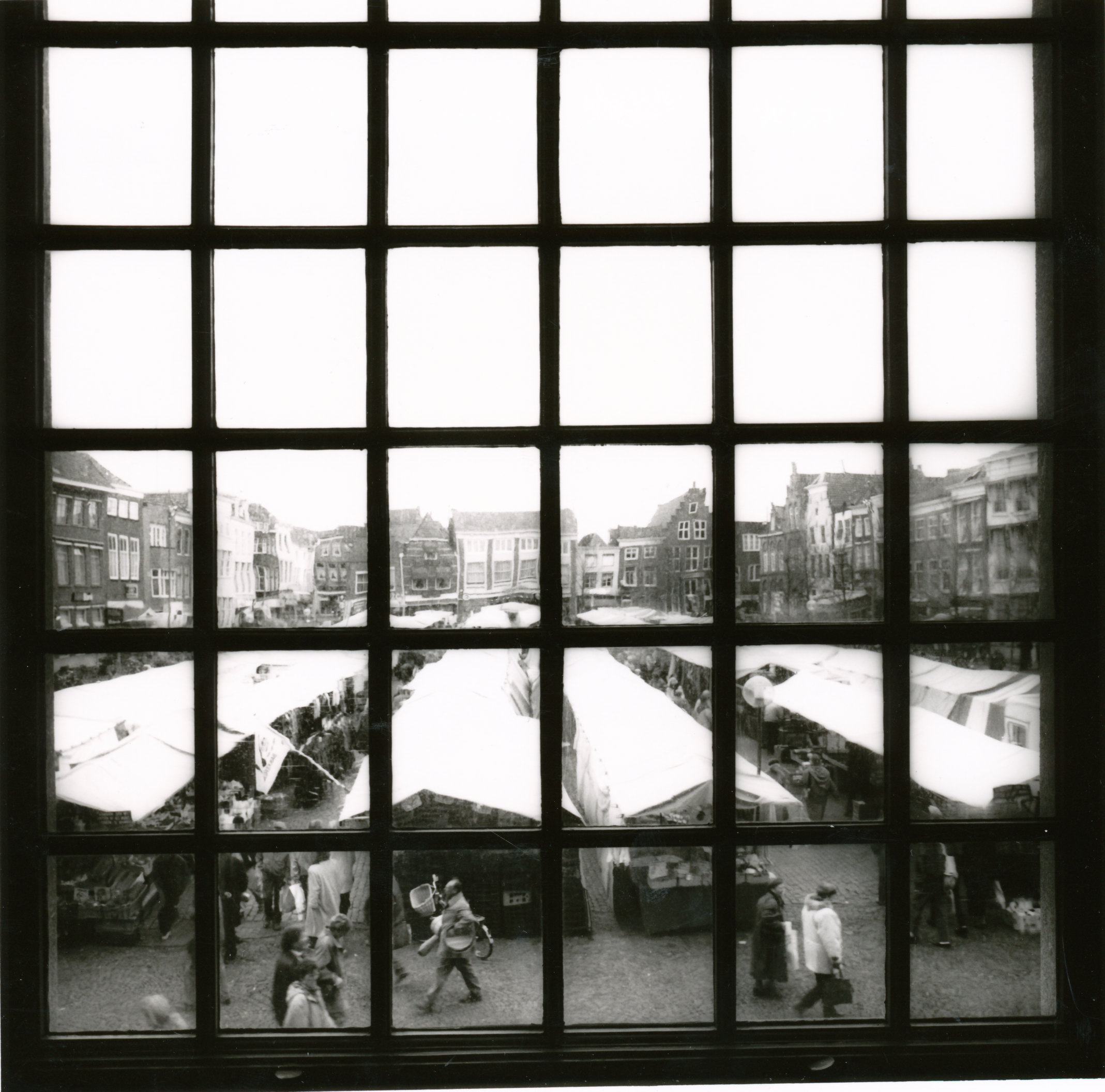 Weekmarkt gezien vanuit het stadhuis, 1990. GAG.HTA.