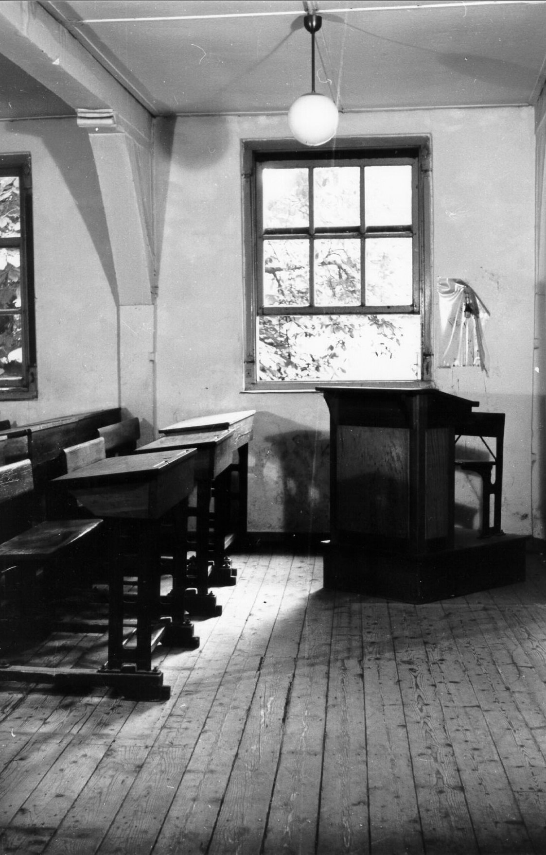 Weeshuis, schoollokaal op de bovenverdieping, ca. 1960.