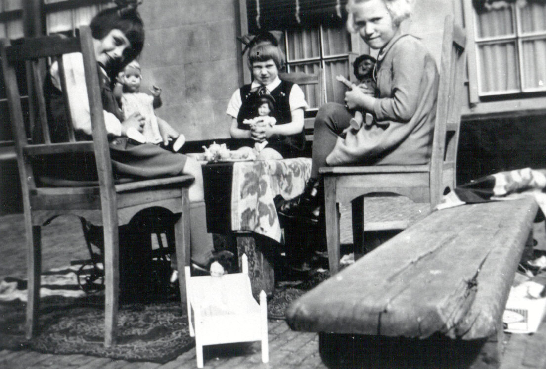 Weesmeisjes op het pleintje achter het weeshuis, 1930. GAG.HTA.