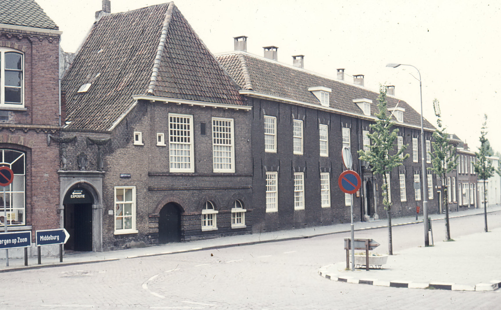 Vanaf links het poortje van het weeshuis, bijgebouw weeshuis en Manhuis, 1980.
