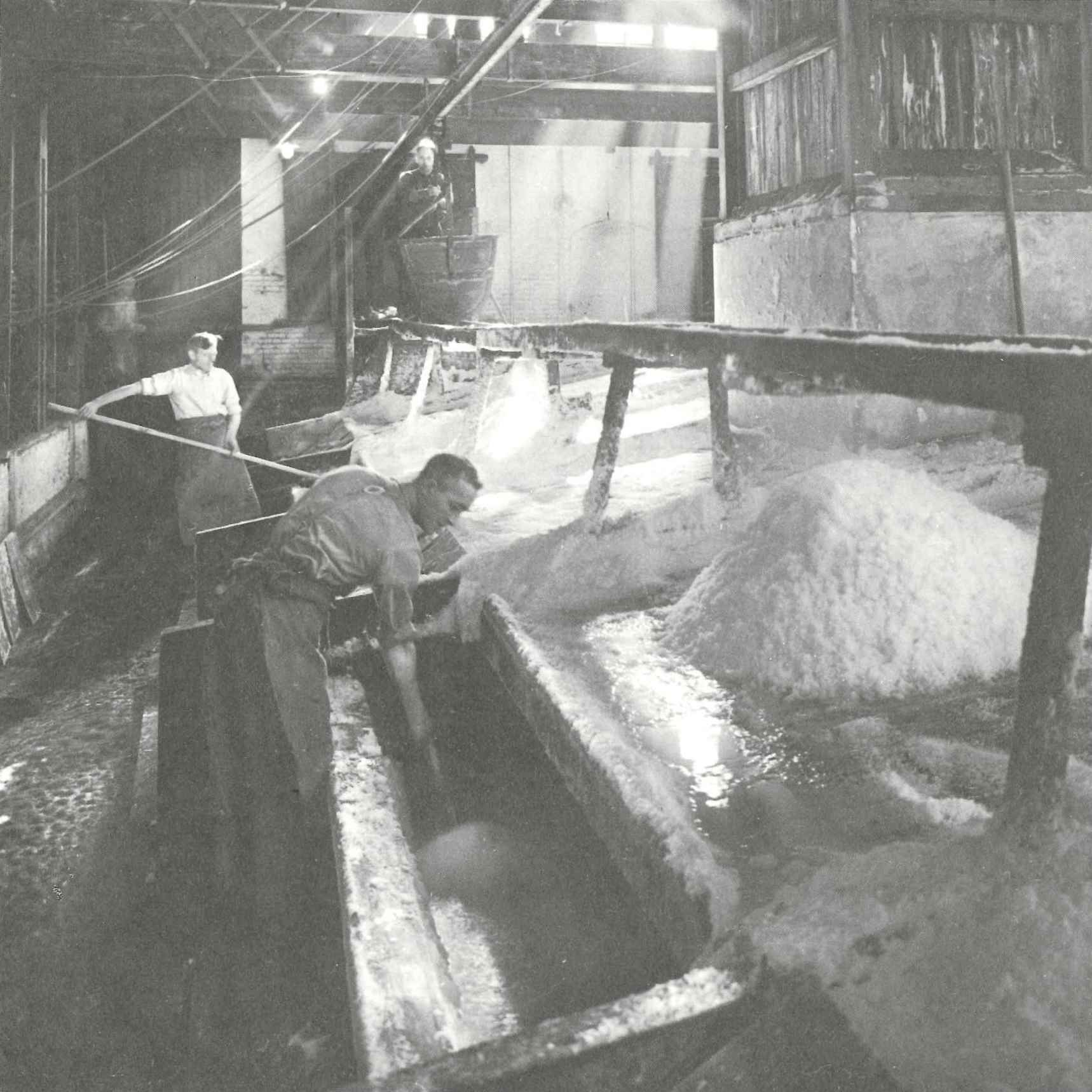 Tot in de 20ste eeuw vond zoutproductie op ouderwetse wijze plaats in Nederland.