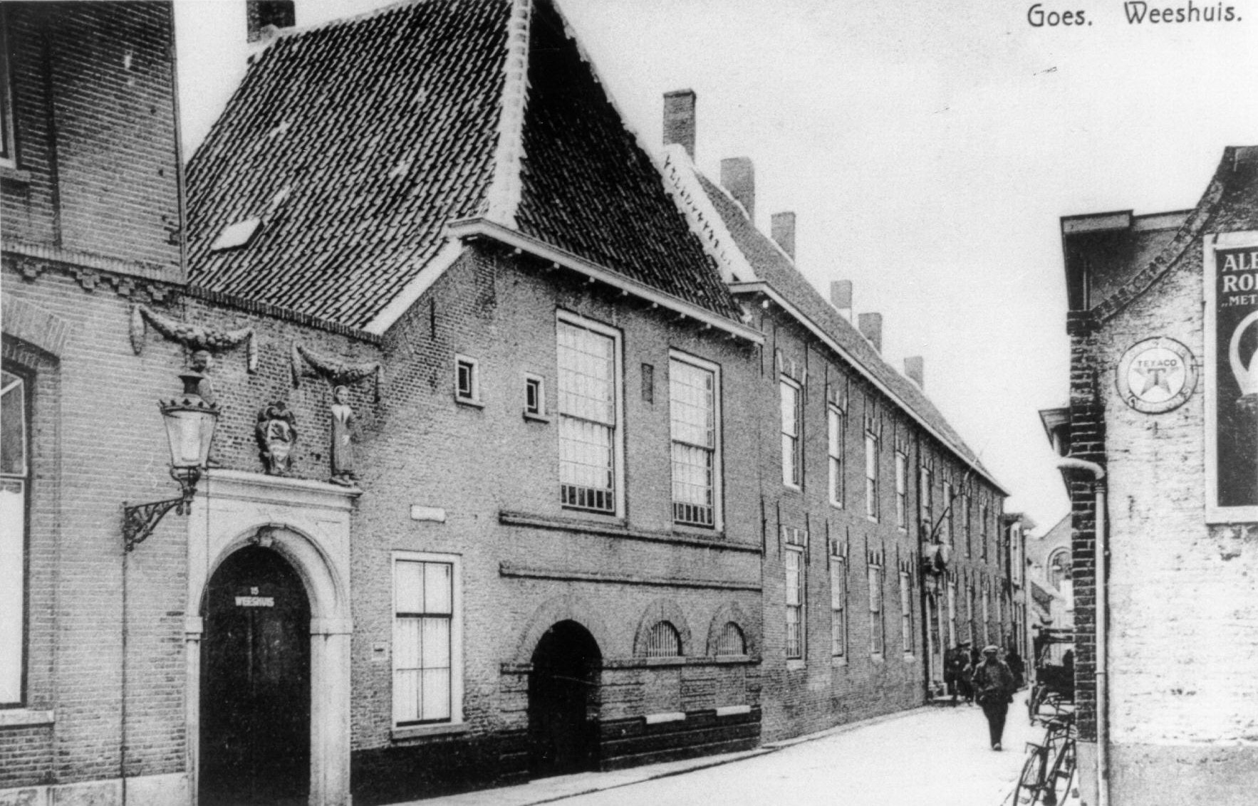 Gedeelte van het weeshuis aan de Singelstraat, 1900.