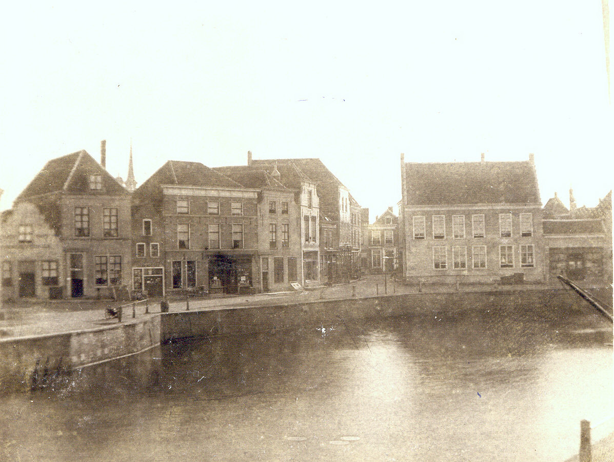 De Grote Kade, met rechts de Bierkade, ca. 1900.