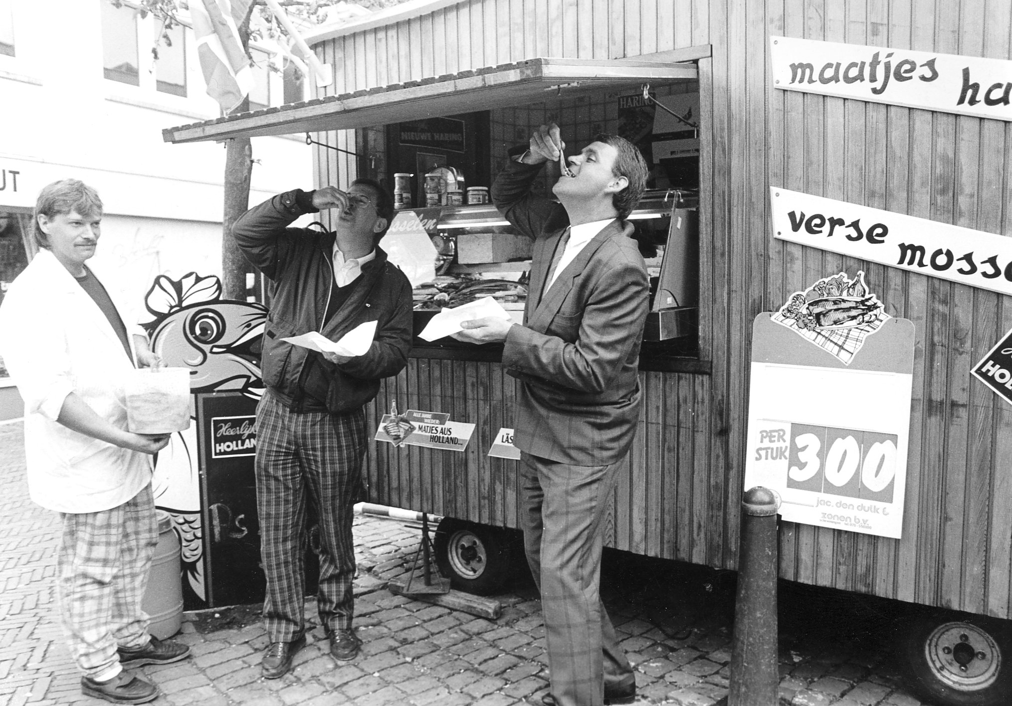 Een haringkar op de Oude Vismarkt liet oude tijden herleven, 1990. 