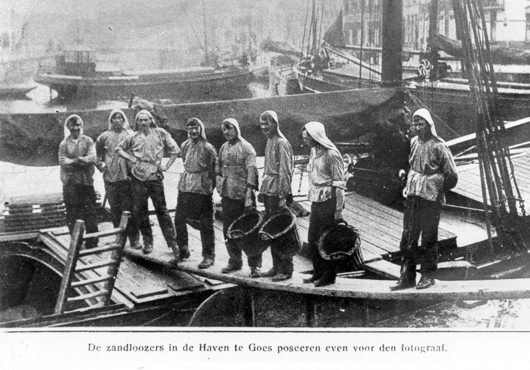 Ploeg van havenarbeiders, voortgekomen uit het arbeidersgilde, ca. 1930. 