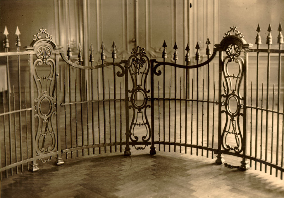Smeedijzeren hek in de vierschaar van het stadhuis, 1920.