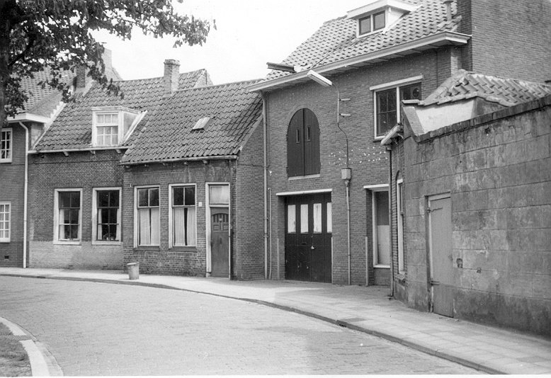 Oude pandjes op de hoek van de Oostsingel en de Voorstad, nu afgebroken, 1960.