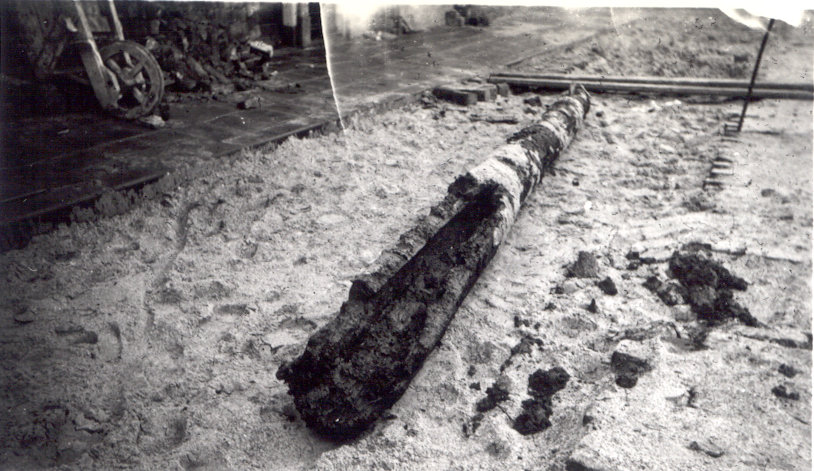 Houten waterleidingsbuis uit de 17e eeuw voor brouwerijen in de Wijngaardstraat, 1954.