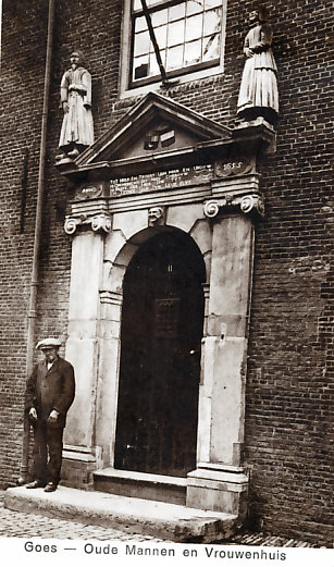 Ingang van het Manhuis aan de Zusterstraat, 1905.