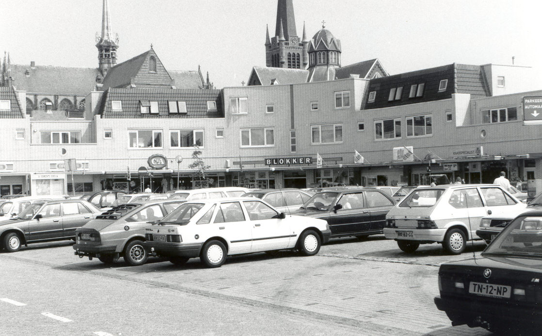 Van het kolveniershof resteert alleen nog de naam, nu voor een parkeerterrein, 1990.